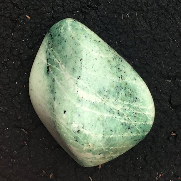 "Transvaal Jade" Hydrogrossular Garnet Galet - Picture 4 of 9